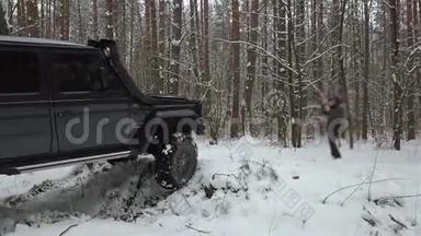 SUV 6x6在冬季森林中战胜越野